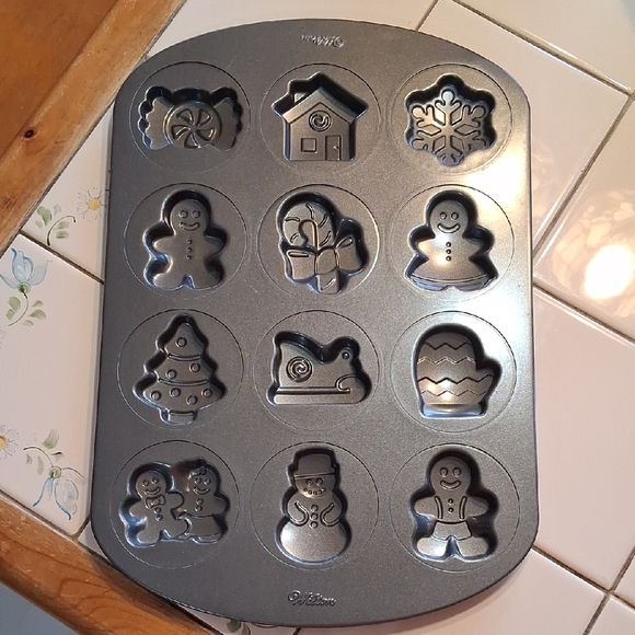 Wilton Other - Wilton Holiday Mini Muffin Pan in Metallic Gray